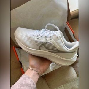 Brand new Nike Pegasus Women’s shoe size 7.5.